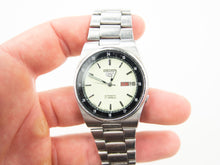 Load image into Gallery viewer, VINTAGE SEIKO AUTOMATIC WATCH FLUORESCENT FACE 7009 3161
