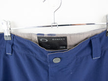 Load image into Gallery viewer, VINTAGE Y2K OAKLEY SHORTS - 38&#39;
