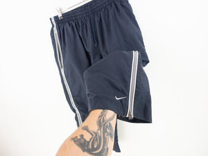 VINTAGE NIKE LONG 3/4 SHORTS - M