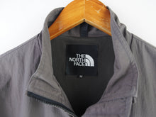 Load image into Gallery viewer, VINTAGE NORTH FACE WINDBREAKER - M
